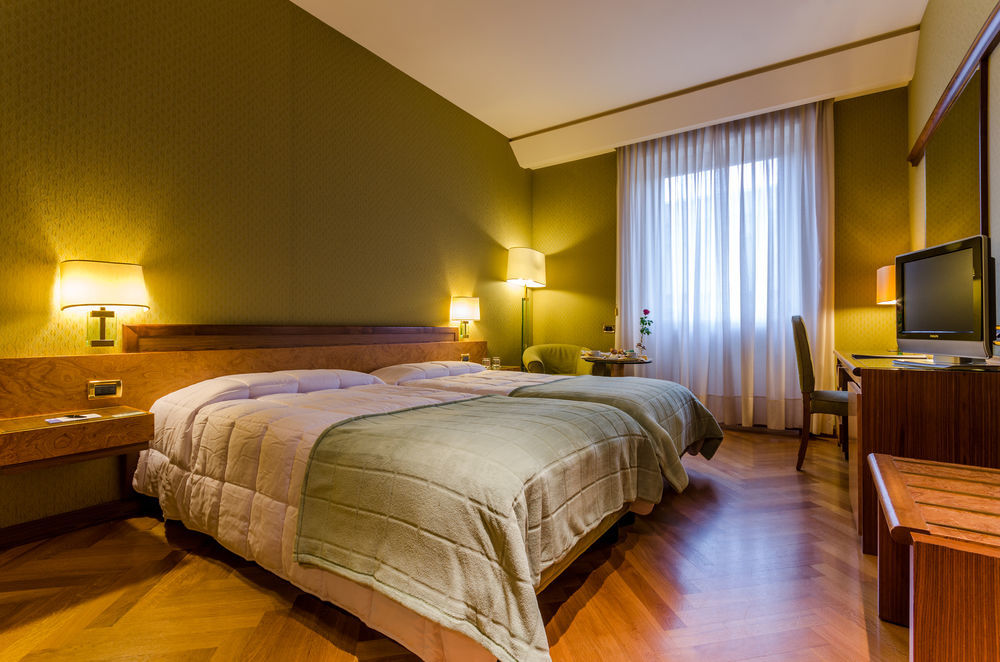 Exe Majestic Hotell Napoli Eksteriør bilde